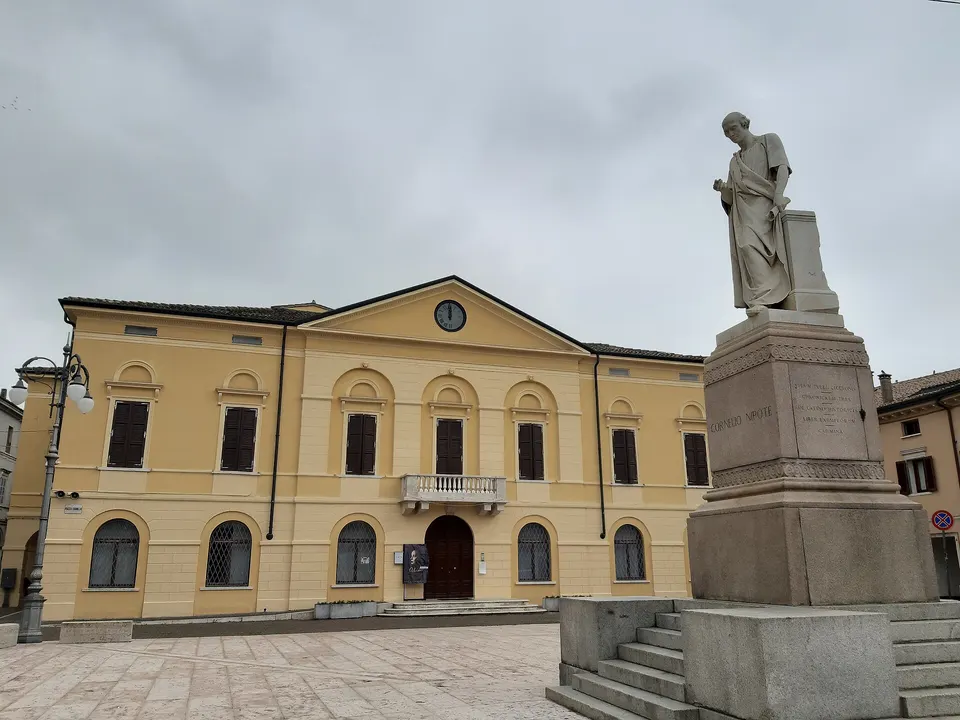 Ostiglia, Cornelio square